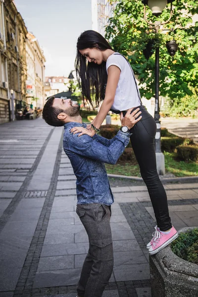 Uomo che tiene la sua ragazza — Foto Stock