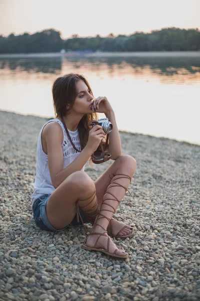 Chica sosteniendo la cámara y pensando — Foto de Stock