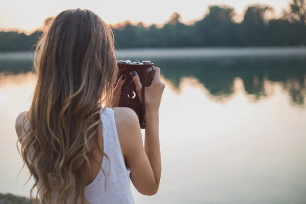 Kız sahilde fotoğraf çekme arkasından