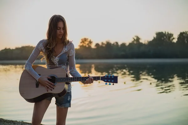 Chica tocando la guitarra en la playa —  Fotos de Stock