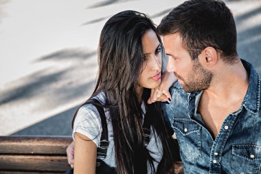 Cidden birbirine bakarak Çift