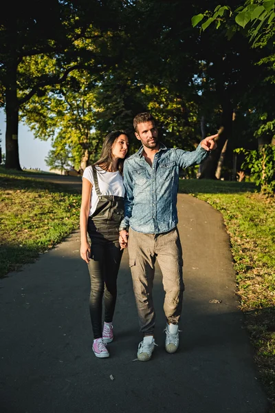 Couple marchant dans le parc — Photo