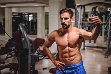 Çalışma dışarı göğüs tek kollu adam