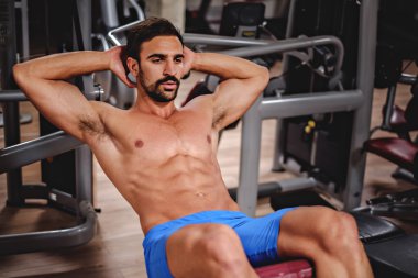 Onun abs çalışan adam