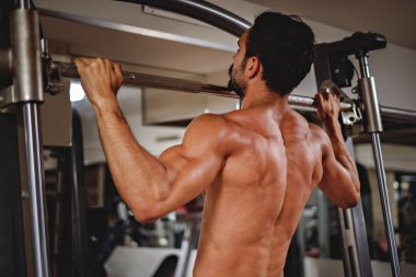 Çekme yapan erkek ups Çubuğu'nda