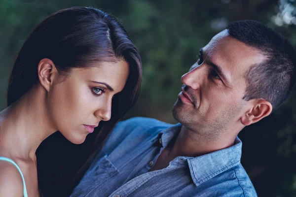 Troubled couple hugging in the park — Stock Photo, Image