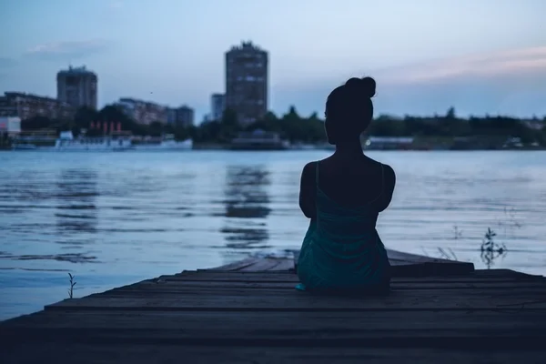 Şehrin su bakarak yalnız kız — Stok fotoğraf