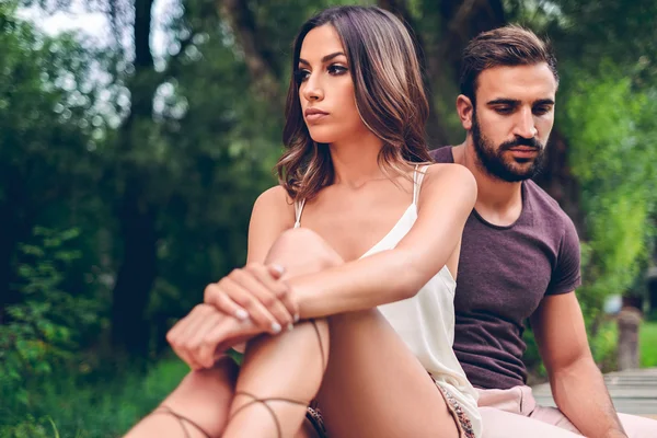 Arrabbiato fidanzata e triste boyfrined — Foto Stock