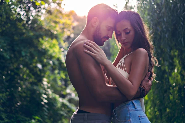 Mann kuschelt mit Freundin im Park — Stockfoto