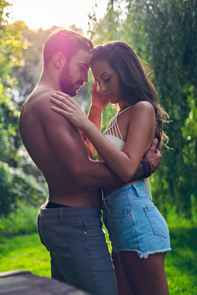 Paar knuffelen en strelen in het park — Stockfoto