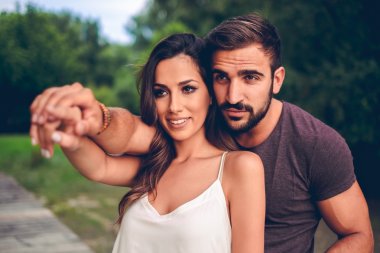 Çift birlikte işaret ve uzakta arıyorsunuz 