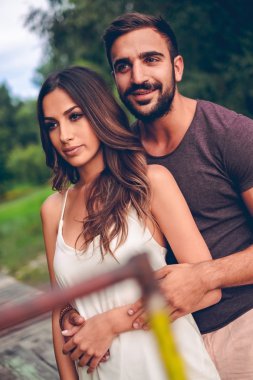 Adam gülümseyerek ve onun kız arkadaşı holding