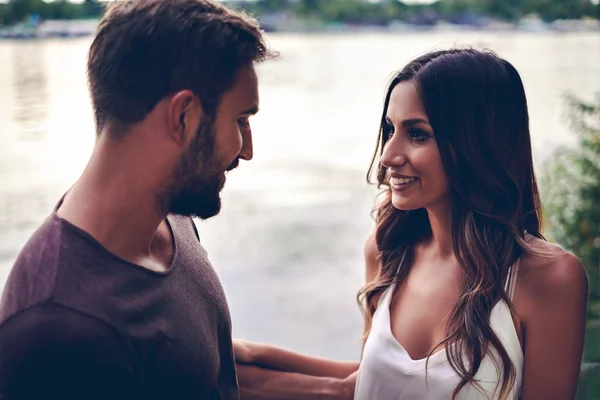 Ragazza sta guardando il suo fidanzato con amore — Foto Stock