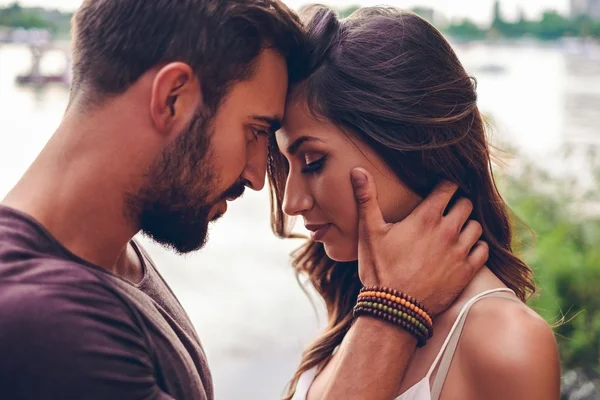 Çift öpüşme önce başkanları ile dokunmak