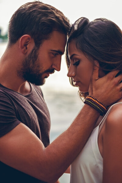 Mann hält sein Mädchen und schaut es an — Stockfoto