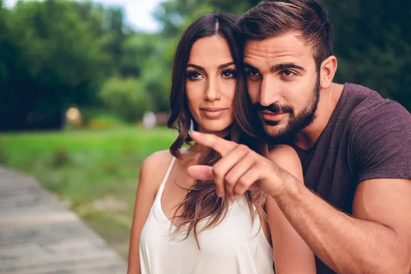 L'uomo sta indicando e la ragazza sta guardando lì — Foto Stock