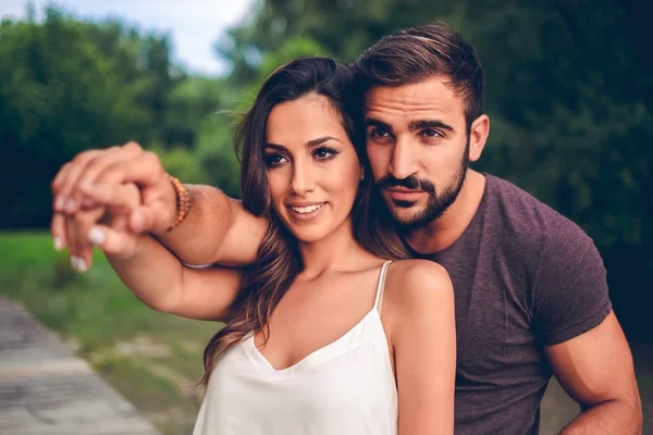 Çift birlikte işaret ve uzakta arıyorsunuz 