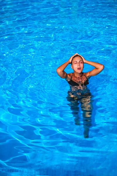 Chica enfriándose en la piscina —  Fotos de Stock