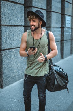 Mutlu hipster adam holding telefon