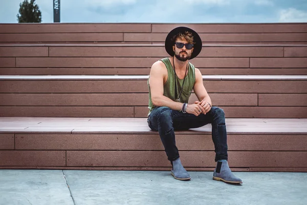 Hipster sentado en las escaleras — Foto de Stock