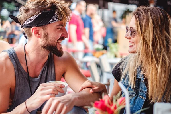 Amici che ridono in un caffè — Foto Stock