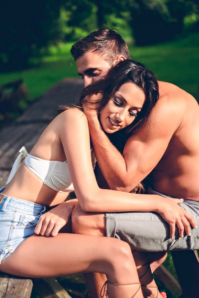 Mann umarmt seine Freundin in der Natur — Stockfoto