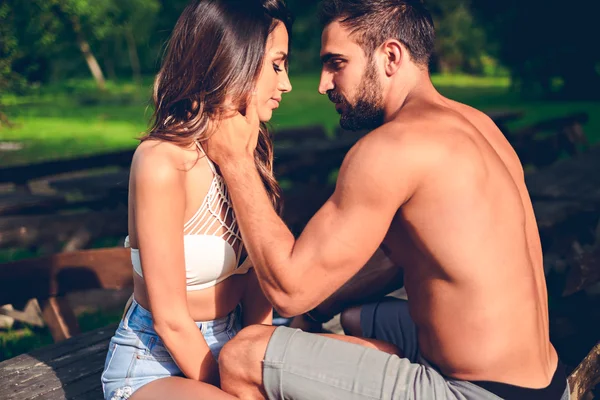 Uomo andando per un bacio dalla sua ragazza — Foto Stock