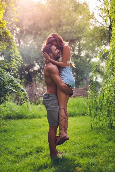 Hombre sosteniendo a su chica y ella lo está abrazando — Foto de Stock