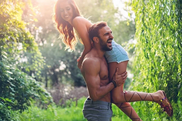 Uomo sollevare la sua ragazza e ridere — Foto Stock