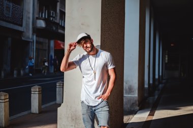 Adam kameraya bakarak tutum ile