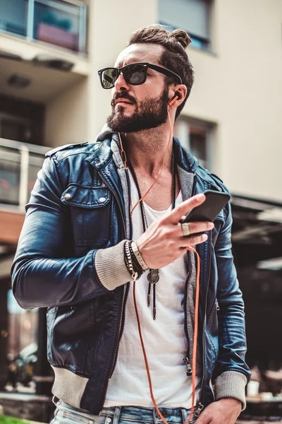 Man listening music from his phone — Stock Photo, Image