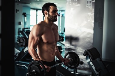 Adam egzersiz pazı ile Halter