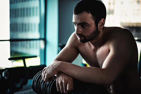 Hombre cansado mirando delante de él en el gimnasio —  Fotos de Stock