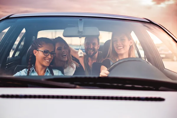 Grupo de amigos divirtiéndose en el coche — Foto de Stock