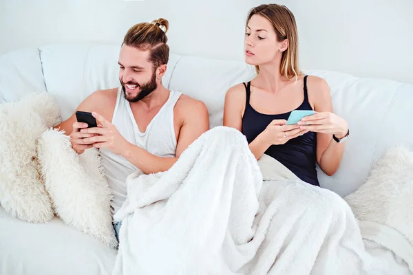 Kız telefonu, onun erkek omuz üzerinde