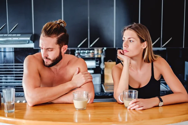 Pasangan tidak berbicara saat duduk di dapur — Stok Foto