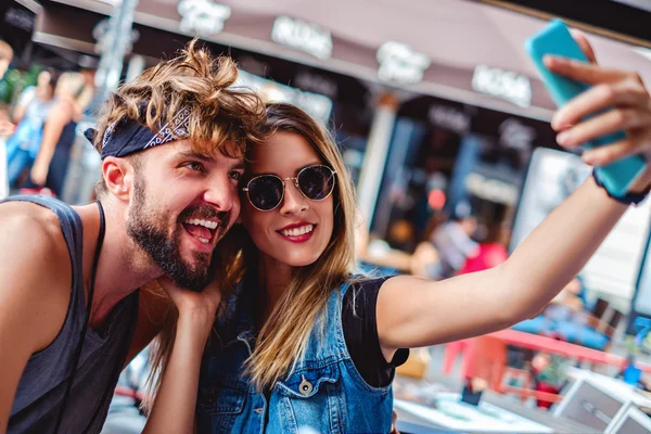 Coppia ridere mentre prende selfie nel caffè — Foto Stock