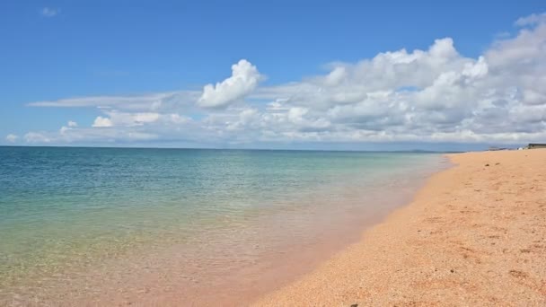 シースケープ 穏やかな海と砂浜 背景の雲 — ストック動画