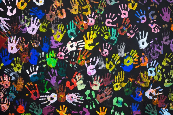 Wiele Kolorowych Odcisków Ludzkich Rąk Czarnym Tle Koncepcja Pokoju Przyjaźni — Zdjęcie stockowe