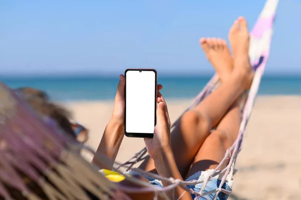 Smartphone Com Uma Tela Branca Branco Nas Mãos Uma Menina — Fotografia de Stock