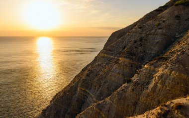 Deniz ve günbatımına karşı Cham Dağları. Dağın tepesinden deniz manzarası.