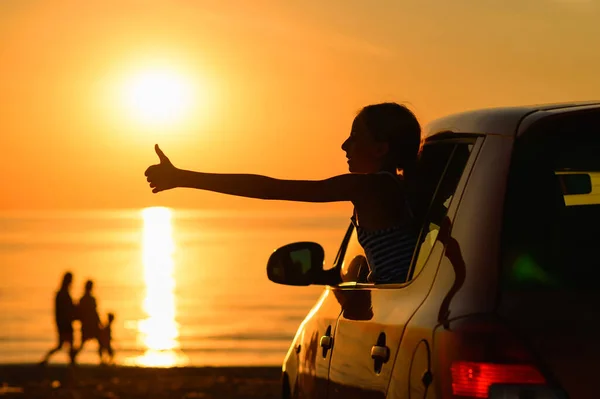 Ragazza Gode Viaggio Mare Auto Sullo Sfondo Bel Tramonto Silhouette — Foto Stock