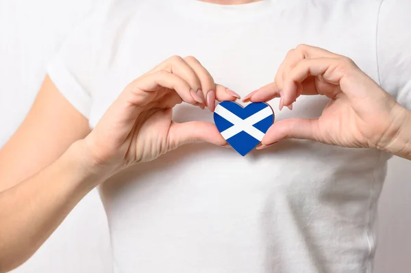 Liebe Schottland Das Mädchen Trägt Ein Herz Form Der Schottischen — Stockfoto