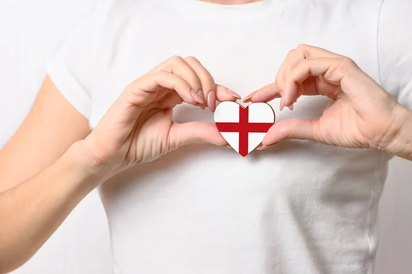 Liebe England Das Mädchen Trägt Ein Herz Form Der Flagge — Stockfoto