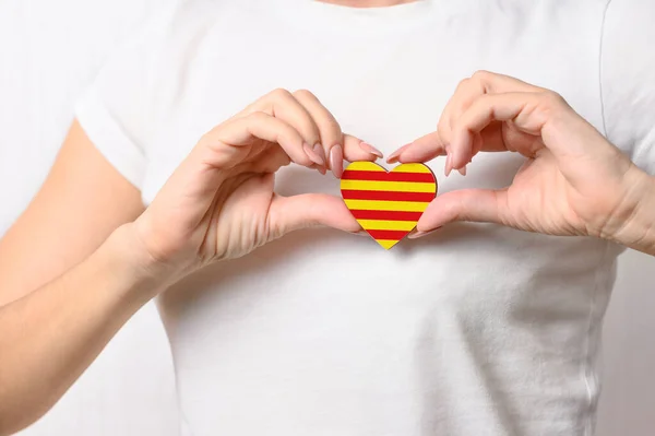 Adoro Catalunha Menina Segura Seu Peito Coração Forma Bandeira Oficial — Fotografia de Stock