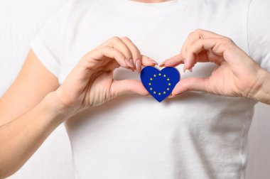 Avrupa Birliği 'ni seviyorum. Kız, göğsünde AB bayrağı şeklinde bir kalp taşıyor. Avrupa vatanseverlik kavramı