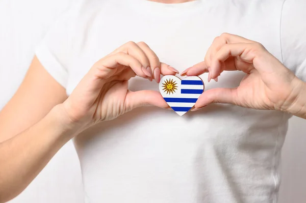Encanta Uruguay Niña Sostiene Corazón Forma Bandera Uruguay Pecho Concepto —  Fotos de Stock