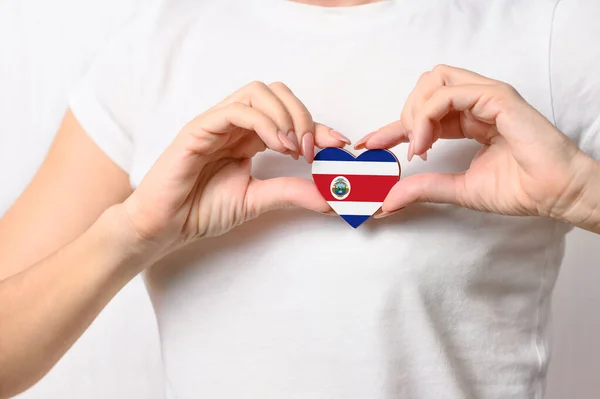 Люблю Коста Рику Девушка Держит Сердце Виде Флага Коста Рики — стоковое фото