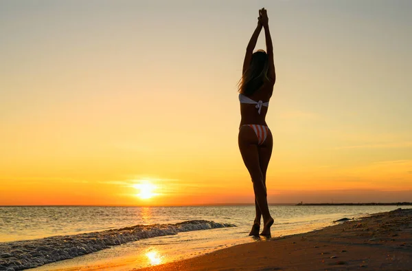 Ένα Λεπτό Κορίτσι Στέκεται Βράδυ Στην Παραλία Και Κοιτάζει Ηλιοβασίλεμα — Φωτογραφία Αρχείου