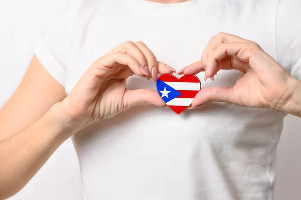 Люблю Пуэрто Рико Девушка Держит Сердце Виде Флага Пуэрто Рико — стоковое фото